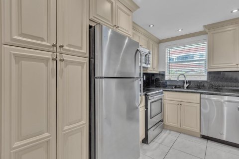 Condo in Hallandale Beach, Florida, 2 bedrooms  № 2077457 - photo 14