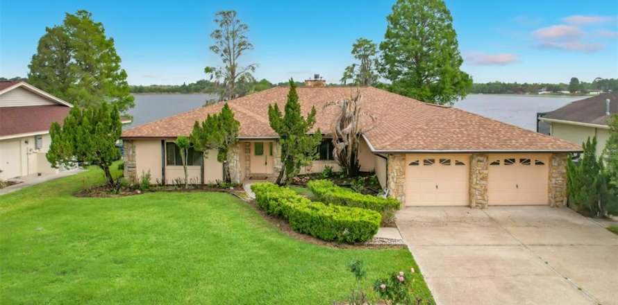 House in Winter Haven, Florida 3 bedrooms, 208.75 sq.m. № 2093227