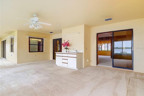 House in Winter Haven, Florida 3 bedrooms, 208.75 sq.m. № 2093227 - photo 15