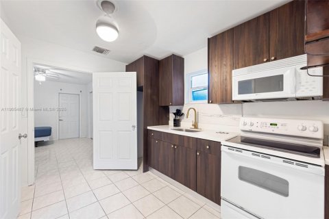 Villa ou maison à vendre à Hallandale Beach, Floride: 2 chambres, 211.82 m2 № 1966269 - photo 4