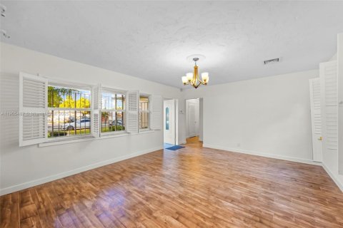 Villa ou maison à vendre à Hallandale Beach, Floride: 2 chambres, 211.82 m2 № 1966269 - photo 15