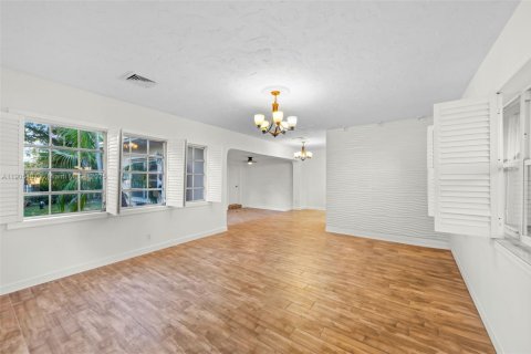 Villa ou maison à vendre à Hallandale Beach, Floride: 2 chambres, 211.82 m2 № 1966269 - photo 16