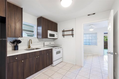 Villa ou maison à vendre à Hallandale Beach, Floride: 2 chambres, 211.82 m2 № 1966269 - photo 5
