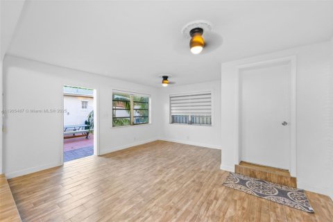 Villa ou maison à vendre à Hallandale Beach, Floride: 2 chambres, 211.82 m2 № 1966269 - photo 11