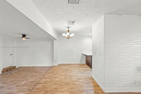 Villa ou maison à vendre à Hallandale Beach, Floride: 2 chambres, 211.82 m2 № 1966269 - photo 9