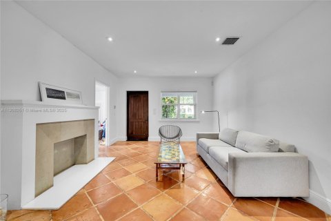 Casa en venta en Miami, Florida, 3 dormitorios, 155.33 m2 № 1964160 - foto 3