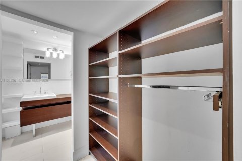 Casa en venta en Miami, Florida, 3 dormitorios, 155.33 m2 № 1964160 - foto 16