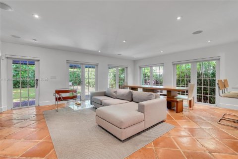 Casa en venta en Miami, Florida, 3 dormitorios, 155.33 m2 № 1964160 - foto 9