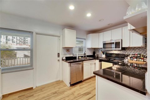 Condo in Saint Petersburg, Florida, 2 bedrooms  № 1558578 - photo 23
