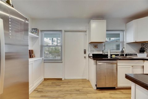 Condo in Saint Petersburg, Florida, 2 bedrooms  № 1558578 - photo 18
