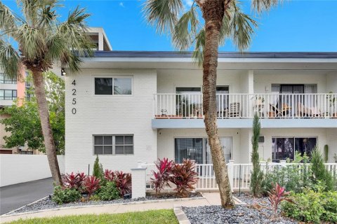 Condo in Saint Petersburg, Florida, 2 bedrooms  № 1558578 - photo 10
