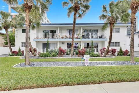Condo in Saint Petersburg, Florida, 2 bedrooms  № 1558578 - photo 1