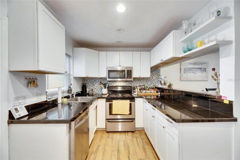 Condo in Saint Petersburg, Florida, 2 bedrooms  № 1558578 - photo 22
