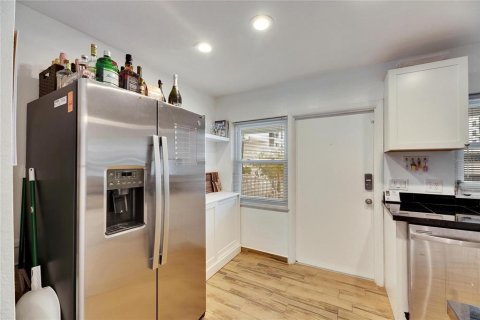 Condo in Saint Petersburg, Florida, 2 bedrooms  № 1558578 - photo 24