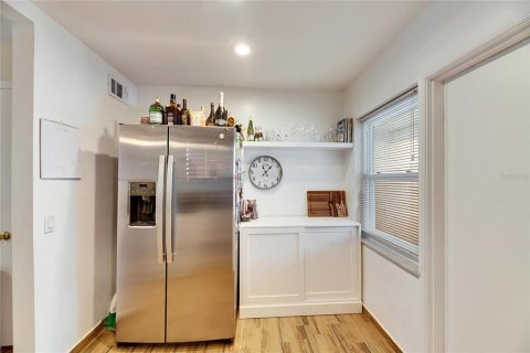 Condo in Saint Petersburg, Florida, 2 bedrooms  № 1558578 - photo 25
