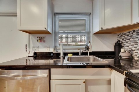 Condo in Saint Petersburg, Florida, 2 bedrooms  № 1558578 - photo 19