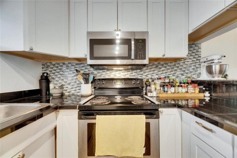 Condo in Saint Petersburg, Florida, 2 bedrooms  № 1558578 - photo 20