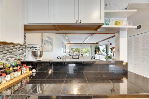 Condo in Saint Petersburg, Florida, 2 bedrooms  № 1558578 - photo 26