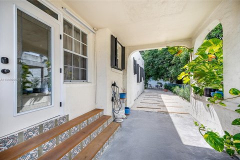 House in Miami, Florida 2 bedrooms, 121.98 sq.m. № 1952860 - photo 21