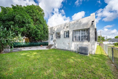 House in Miami, Florida 2 bedrooms, 121.98 sq.m. № 1952860 - photo 24