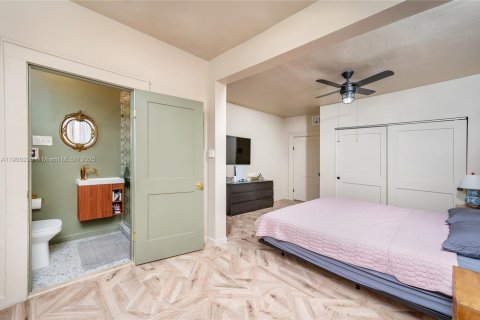 House in Miami, Florida 2 bedrooms, 121.98 sq.m. № 1952860 - photo 13