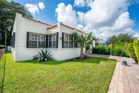 House in Miami, Florida 2 bedrooms, 121.98 sq.m. № 1952860 - photo 3