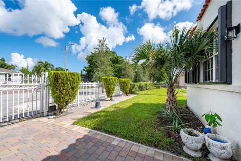 House in Miami, Florida 2 bedrooms, 121.98 sq.m. № 1952860 - photo 22