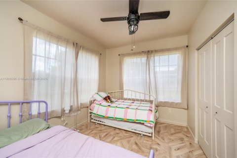 House in Miami, Florida 2 bedrooms, 121.98 sq.m. № 1952860 - photo 12