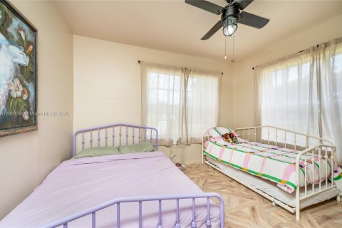 House in Miami, Florida 2 bedrooms, 121.98 sq.m. № 1952860 - photo 11