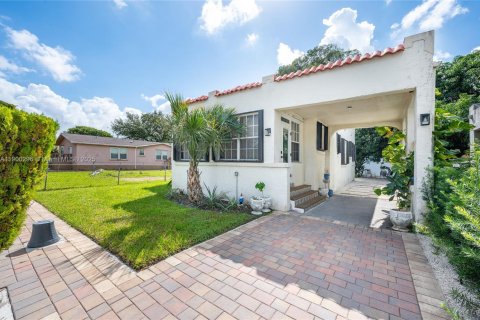 House in Miami, Florida 2 bedrooms, 121.98 sq.m. № 1952860 - photo 1