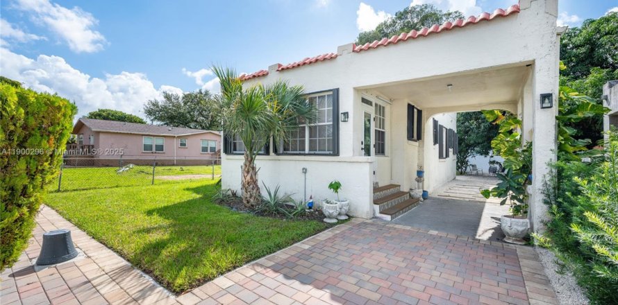 House in Miami, Florida 2 bedrooms, 121.98 sq.m. № 1952860