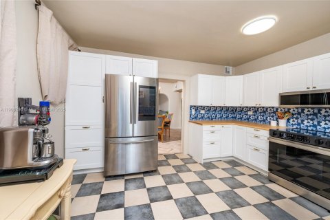 House in Miami, Florida 2 bedrooms, 121.98 sq.m. № 1952860 - photo 8