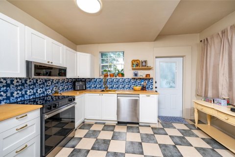 House in Miami, Florida 2 bedrooms, 121.98 sq.m. № 1952860 - photo 10