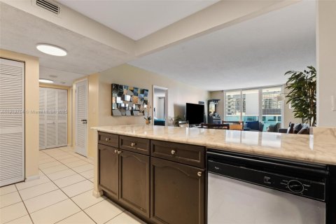Condo in Miami Beach, Florida, 1 bedroom № 1975169 - photo 12
