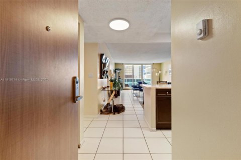 Condo in Miami Beach, Florida, 1 bedroom № 1975169 - photo 7