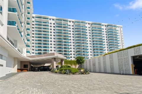 Condo in Miami Beach, Florida, 1 bedroom № 1975169 - photo 1