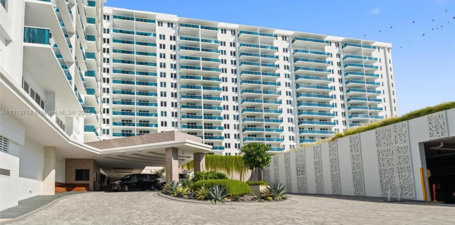 Condo in Miami Beach, Florida, 1 bedroom № 1975169