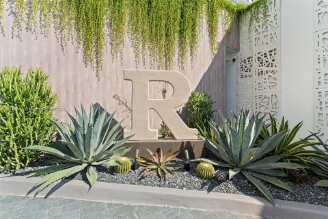 Condo in Miami Beach, Florida, 1 bedroom № 1975169 - photo 2