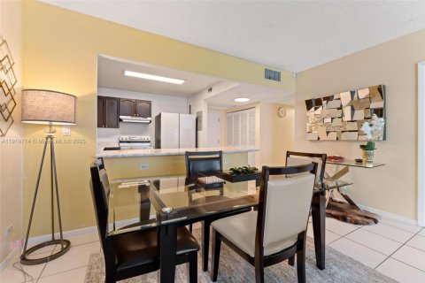 Condo in Miami Beach, Florida, 1 bedroom № 1975169 - photo 14