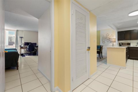 Condo in Miami Beach, Florida, 1 bedroom № 1975169 - photo 20