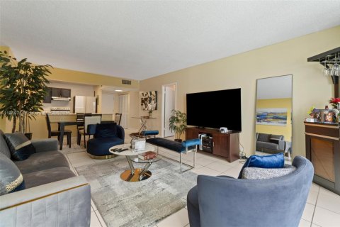 Condo in Miami Beach, Florida, 1 bedroom № 1975169 - photo 17