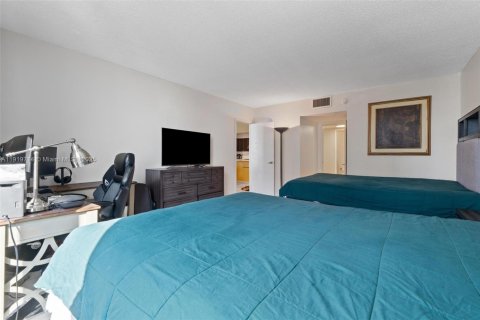 Condo in Miami Beach, Florida, 1 bedroom № 1975169 - photo 22