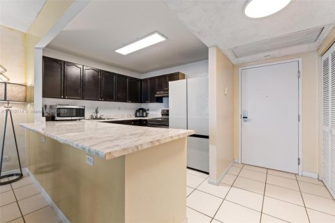 Condo in Miami Beach, Florida, 1 bedroom № 1975169 - photo 8