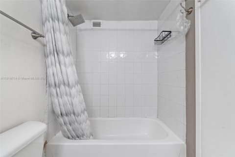 Condo in Miami Beach, Florida, 1 bedroom № 1975169 - photo 25