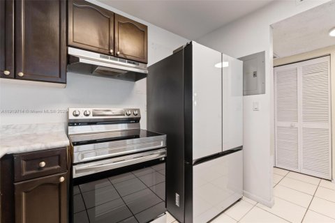Condo in Miami Beach, Florida, 1 bedroom № 1975169 - photo 11