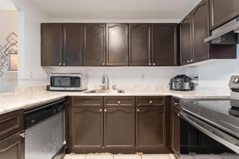 Condo in Miami Beach, Florida, 1 bedroom № 1975169 - photo 10