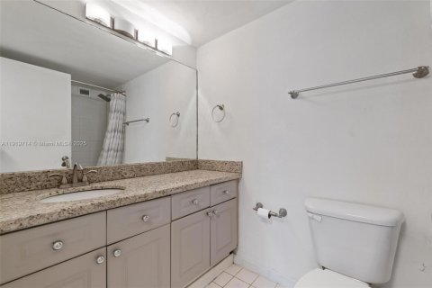 Condo in Miami Beach, Florida, 1 bedroom № 1975169 - photo 24
