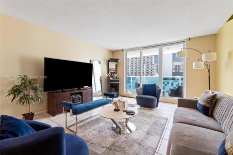 Condo in Miami Beach, Florida, 1 bedroom № 1975169 - photo 15