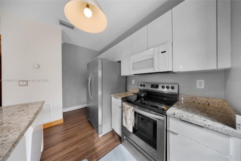 Touwnhouse à louer à Doral, Floride: 3 chambres, 140.47 m2 № 1930234 - photo 17