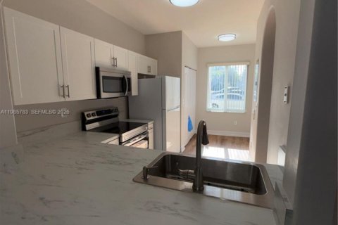 Снять в аренду таунхаус в Пальметто-Бей, Флорида 2 спальни, 104.05м2, № 2047411 - фото 9